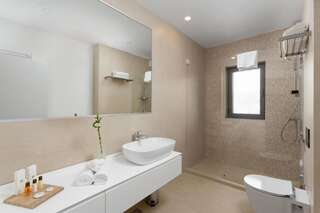 Отель Athina Suites Hotel Бухарест Семейный номер с балконом-7