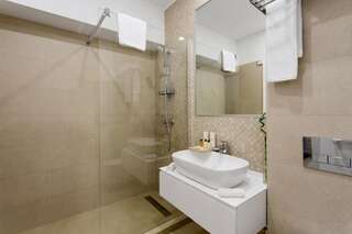 Отель Athina Suites Hotel Бухарест Двухместный номер с 1 кроватью и балконом-7