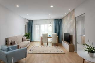 Отель Athina Suites Hotel Бухарест Семейный номер с балконом-1