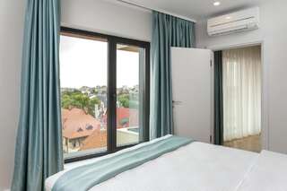 Отель Athina Suites Hotel Бухарест Семейный номер с балконом-2