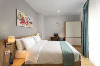 Отель Athina Suites Hotel Бухарест Семейный номер с балконом-4