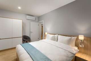 Отель Athina Suites Hotel Бухарест Семейный номер с балконом-5